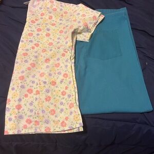 Women’s Scrub Set Medium Top Medium Bottom 28 inch inseam